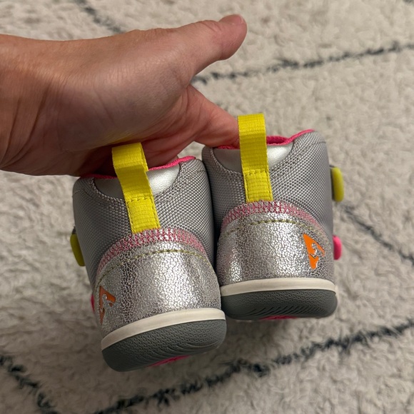 New in box - PLAE Max kids boot -  metallic silver - kids size 10 - Picture 3 of 7